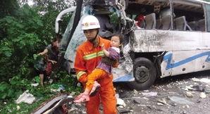 国产汽车国道撞货车视频,国产汽车与货车相撞，行车安全警钟长鸣